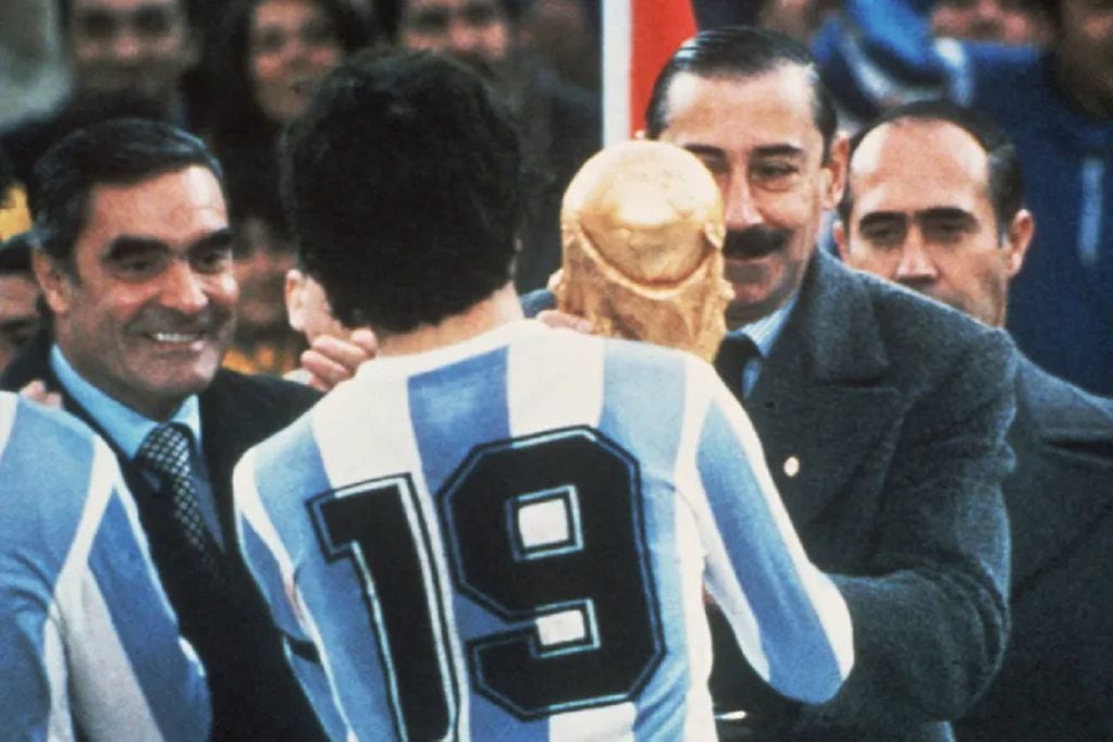 El dictador Jorge Rafael Videla y el futbolista Daniel Pasarella comparten la Copa del Mundo en 1976 (Archivo EFE)