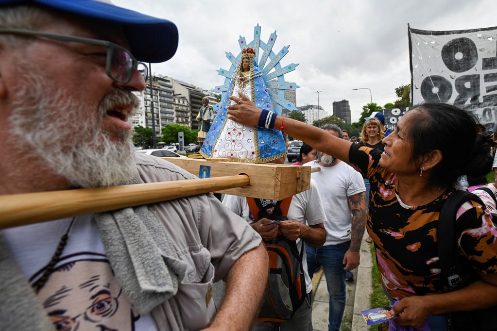 Miles de manifestantes marcharon por alimentos y el Gobierno ratificó que la ayuda "irá directo a comedores". - foto: Noticias Argentinas