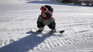 Niña de un año hace snowboard