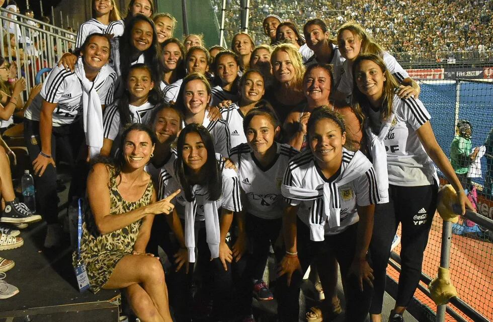 Fútbol femenino: la Sub 17, con cuatro mendocinas, alentó a Las Leonas en el Cenard