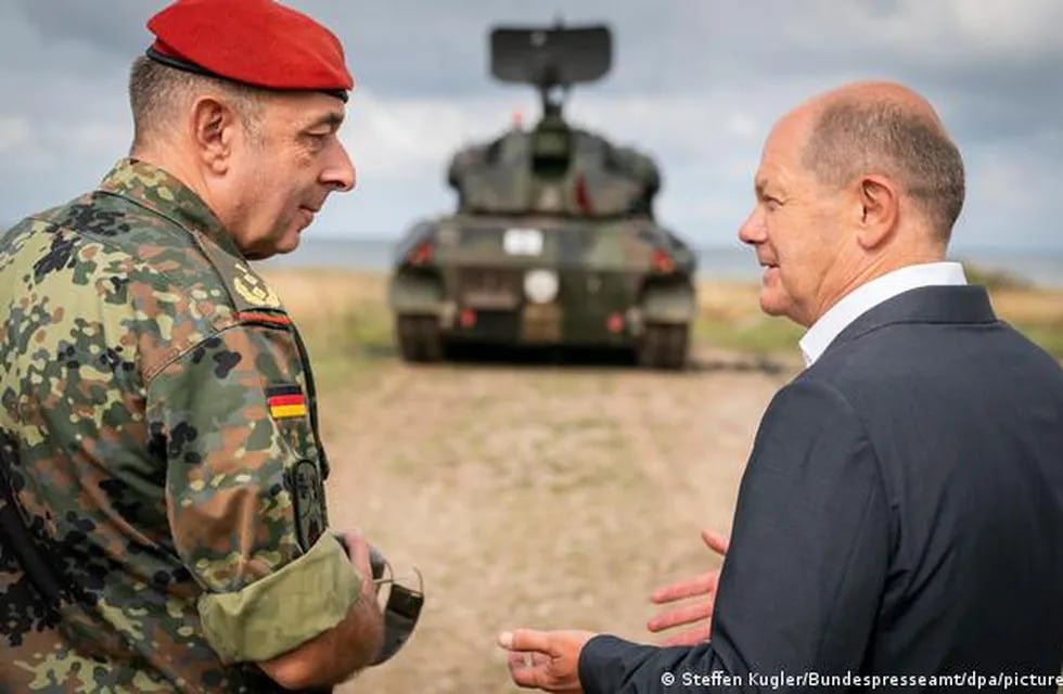 El canciller alemán Olaf Scholz habla con un mayor general sobre el entrenamiento de soldados ucranianos, en Putlos, Alemania, en agosto de 2022.