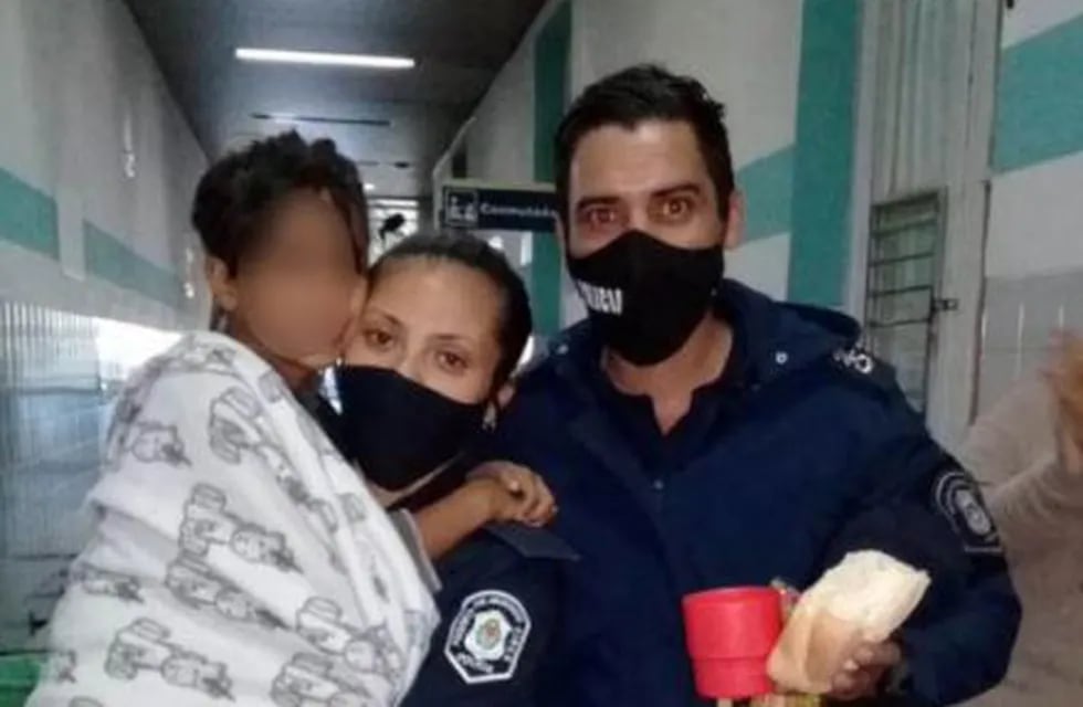 M. junto a los policías que la rescataron de su secuestrador, Carlos Savanz, en la ciudad bonaerense de Luján. (Policía Bonaerense)