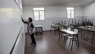 Celadores limpiaron las aulas luego del proceso eleccionario