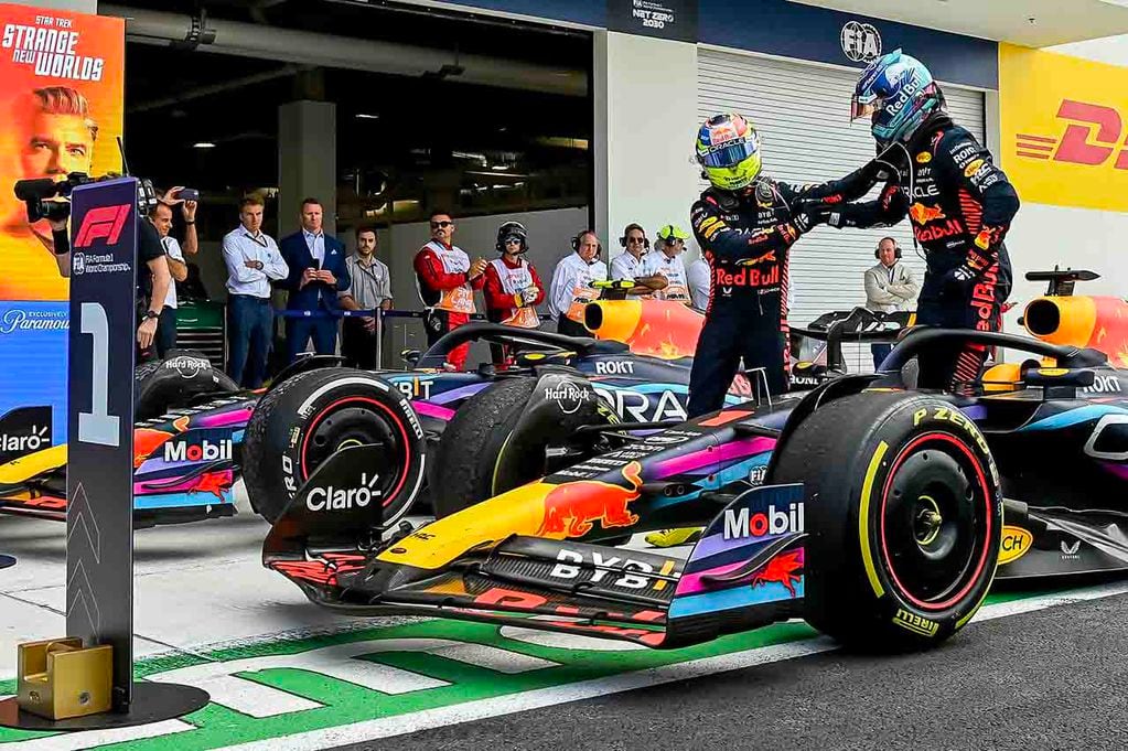 El segundo clasificado, el piloto mexicano Sergio Pérez de Red Bull Racing, felicita al primer clasificado, el holandés Max Verstappen tras el Gran Premio de Fórmula 1 de Miami EFE/CHANDAN KHANNA / POOL