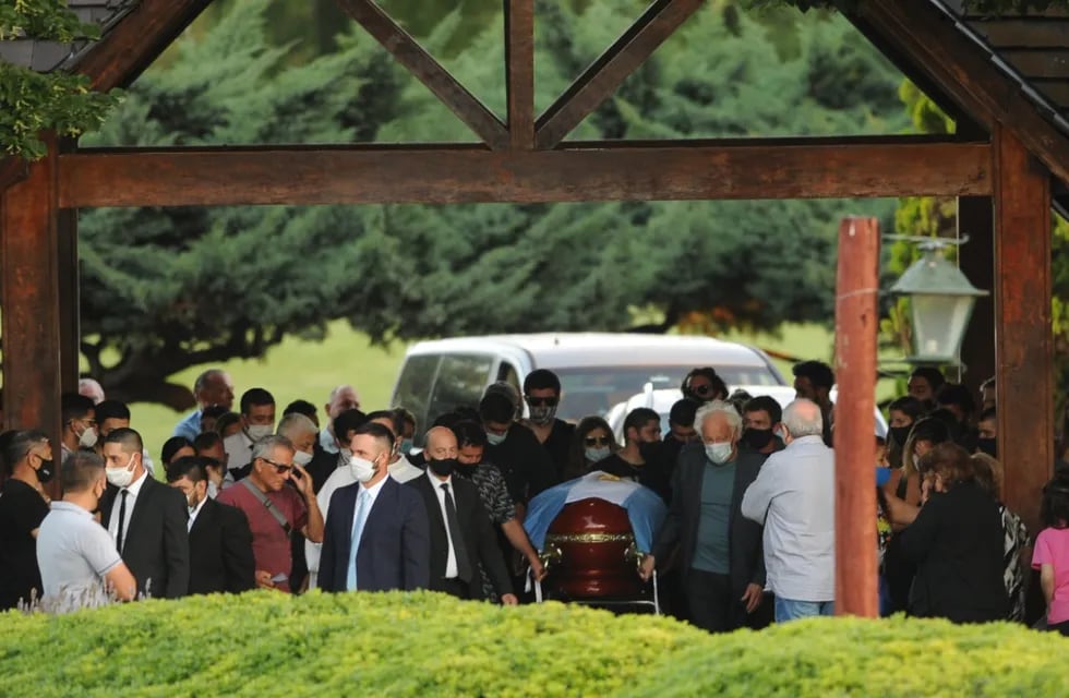 Los restos de Diego Maradona llegaron al cementerio de Bella Vista donde sun familia y amigos lo despiden en una ceremonia íntima. Federico Lopez Claro