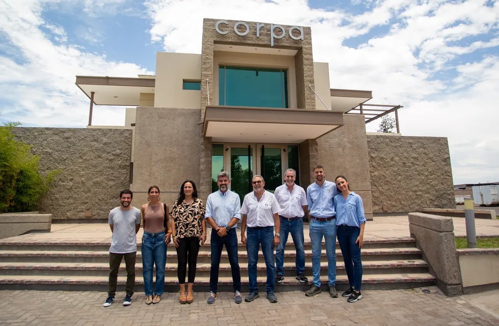 Ulpiano Suarez visitó la planta de reciclado CORPA en un nuevo envío de papeles en desuso. Foto: Prensa Ciudad de Mendoza