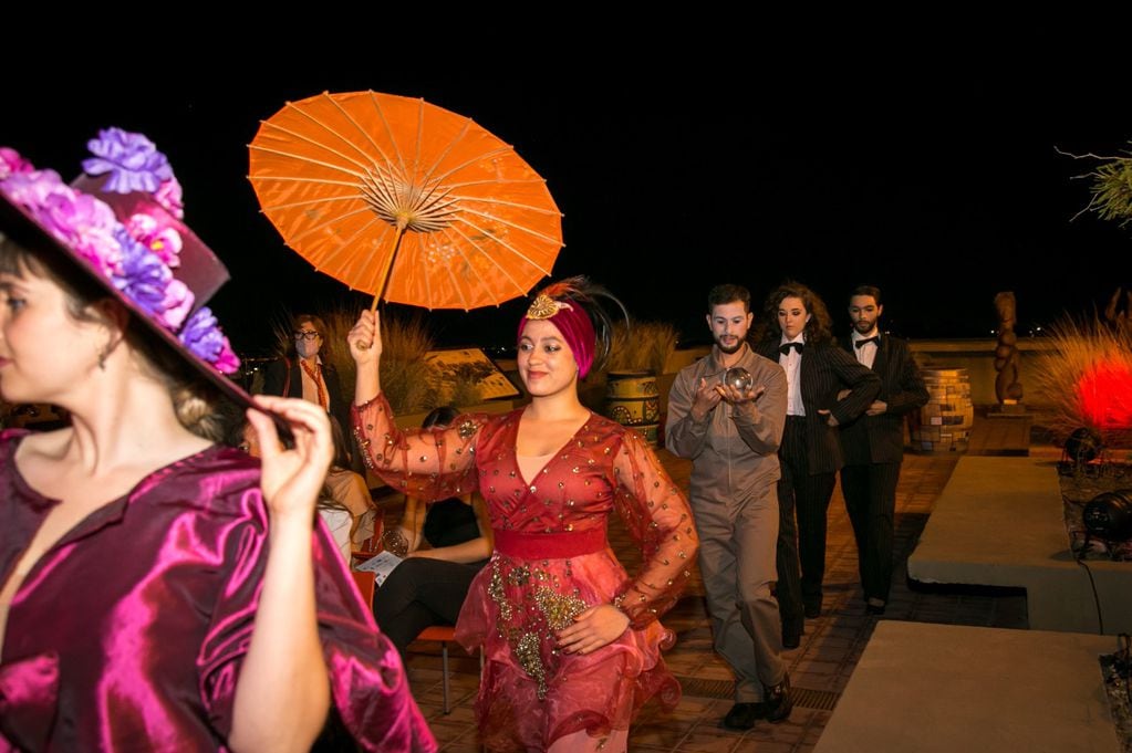 "El desfile", la performance creada por Pinty Saba para homenajear a la moda con el arte escénico, que se realizó en coproducción con la Alianza Francesa de Mendoza.