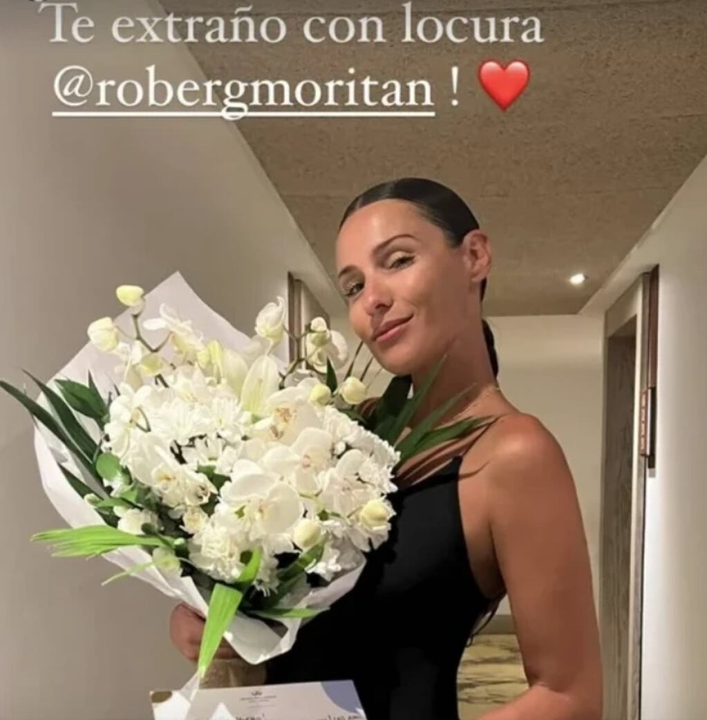 Pampita recibió flores de su marido.