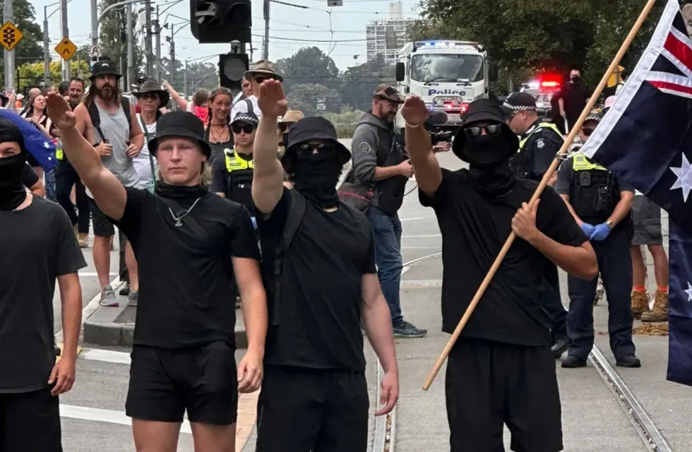Un grupo de encapuchados y portadores de símbolos nazis interrumpen una marcha por los derechos LGBT en Melbourne, Australia, durante el mes de marzo.
