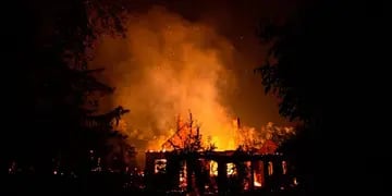 Destrucción. Más de 200 casas se quemaron en el incendio originado en Lago Puelo, provincia de Chubut. (AP Photo / Matias Garay)