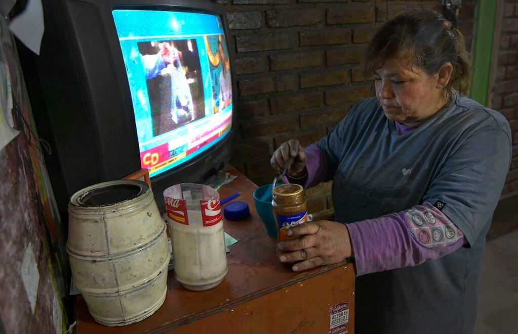 En su gomería Rocío trabaja 12 horas al día. Foto: Orlando Pelichotti / Los Andes 