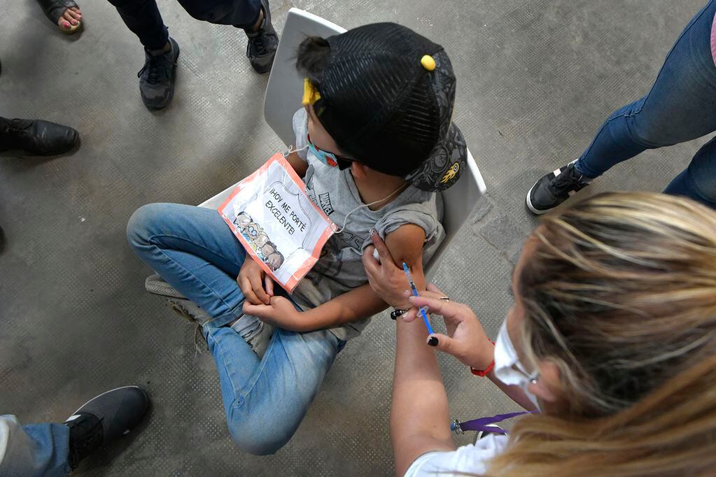 Desde hoy, pueden acceder sin turno a vacunas Covid los niños de entre 3 y 11 años. Así, en Mendoza podrán hacerlo de manera espontánea todas las franjas etarias a partir de esa edad. Foto: Orlando Pelichotti