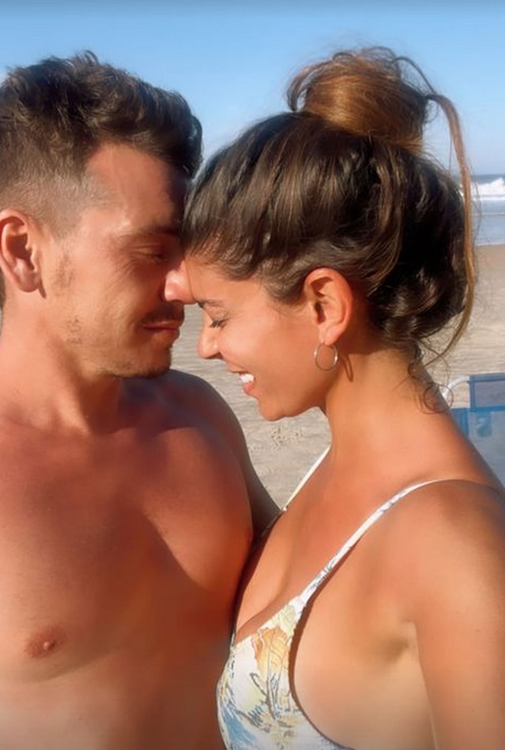 Ornella Ferrara junto a su pareja, en la playa.