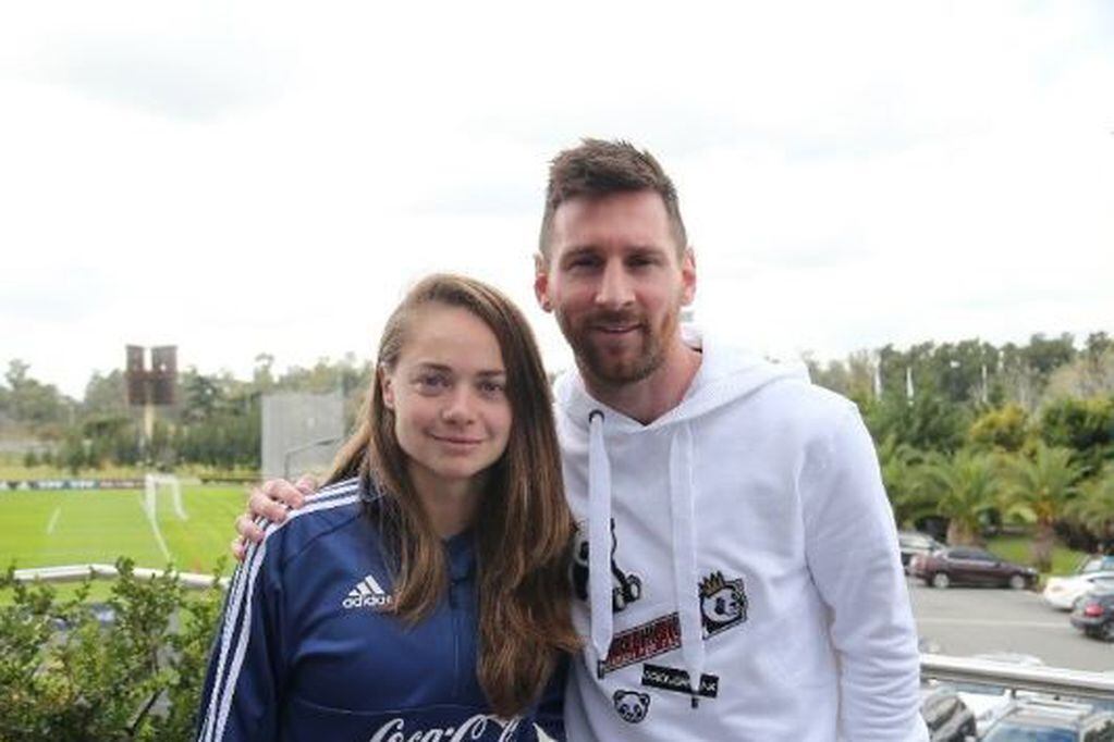 Estefanía Banini y Lionel Messi (Foto: AFA).