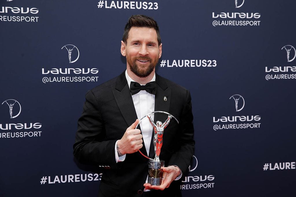 El futbolista argentino Lionel Messi posa con el premio Laureus World Sportsman of the Year durante los Laureus World Sports Awards 2023 en París, (Francia) EFE/ TERESA SUÁREZ
