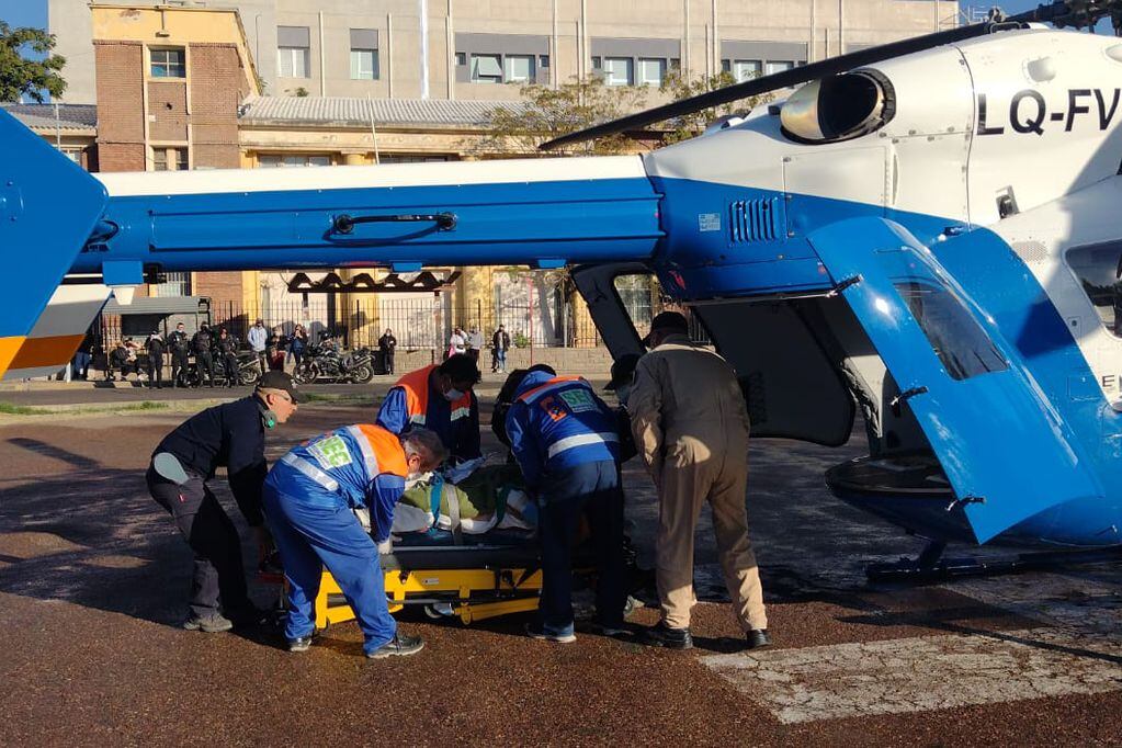 Por la gravedad de las heridas en las vías respiratorias, debieron trasladar a la joven de 21 años en el helicóptero de rescate de la provincia.