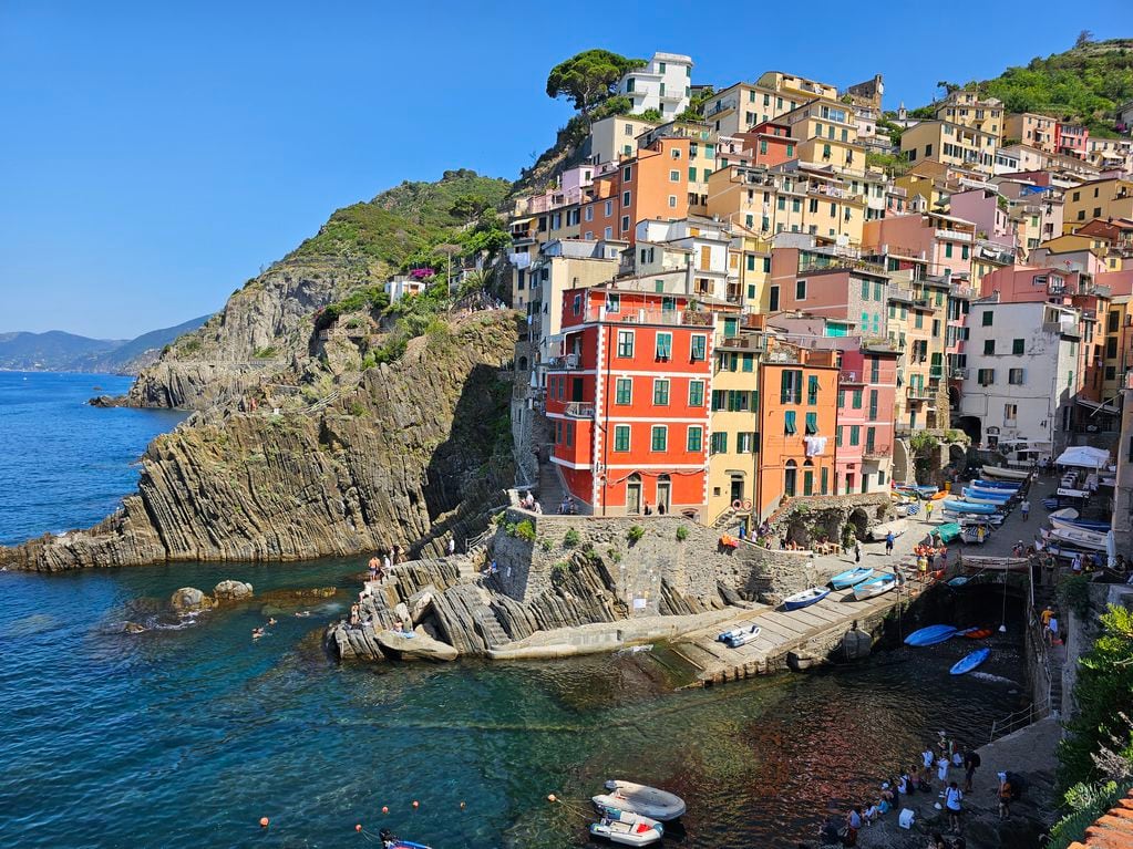 Samsung Galaxy S23: colores top aún en imágenes tipo ojo de pez. Aquí en Cinque Terre, Italia.