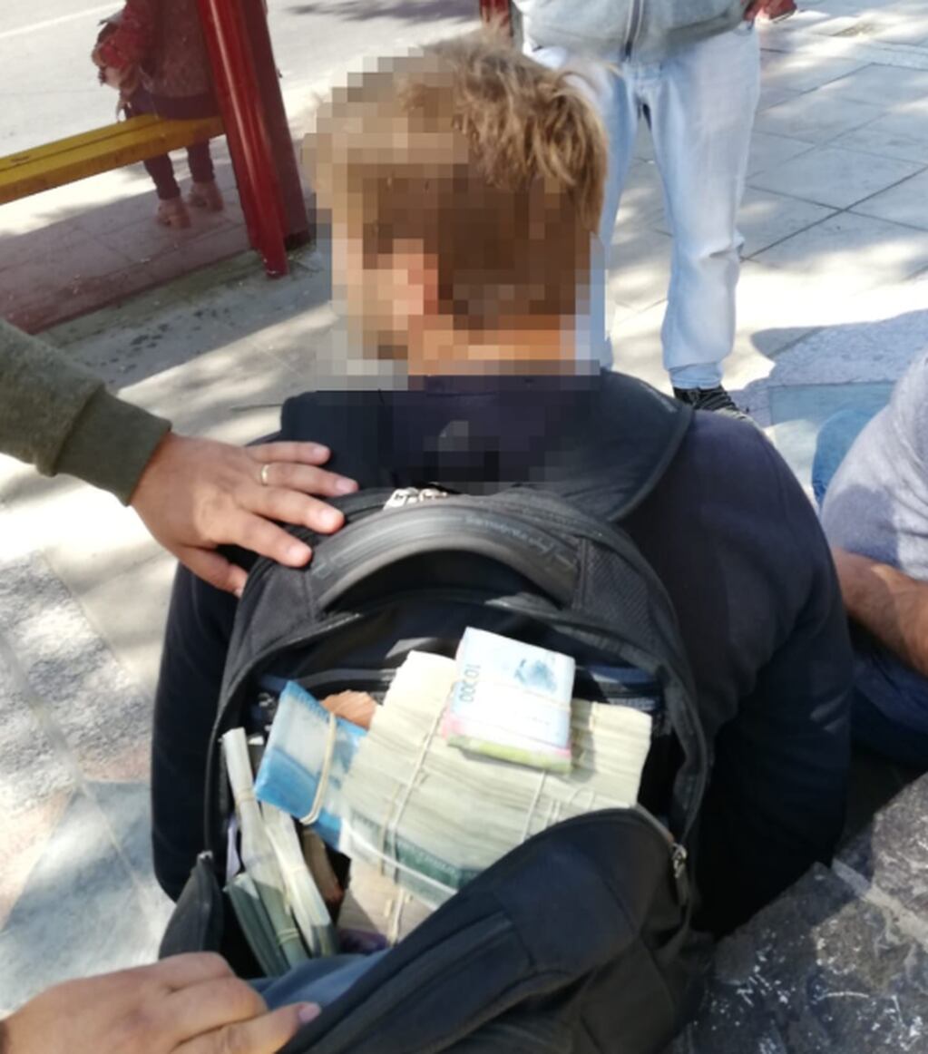 
El dinero que llevaba oculto uno de los detenidos.  | Gentileza
   