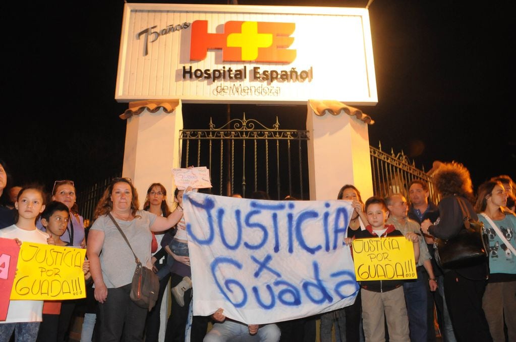 Mendoza 28 de Agosto 2015 Familiares padres de alumnos, vecinos y compañeritos de Guadalupe Codes Protestan frente al hospital español-sociedad