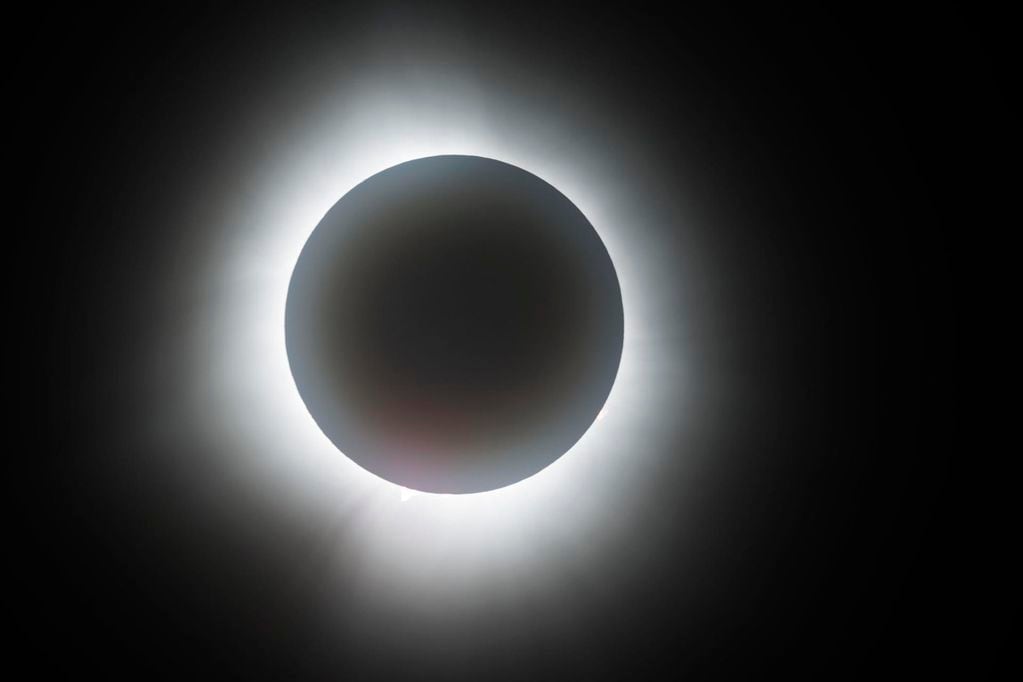 Las imágenes más impactantes del eclipse solar que se apreció en todo su esplendor en Norteamérica. EFE