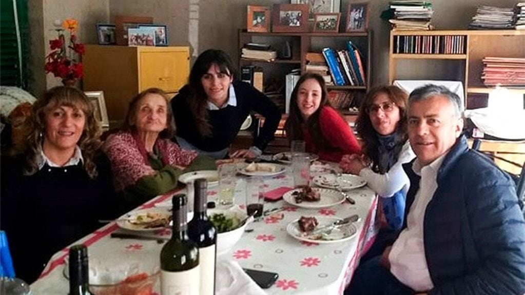 Cornejo hijo. Con sus hermanas y sobrinas en el último festejo de cumpleaños de su mamá Ramona, en 2019
