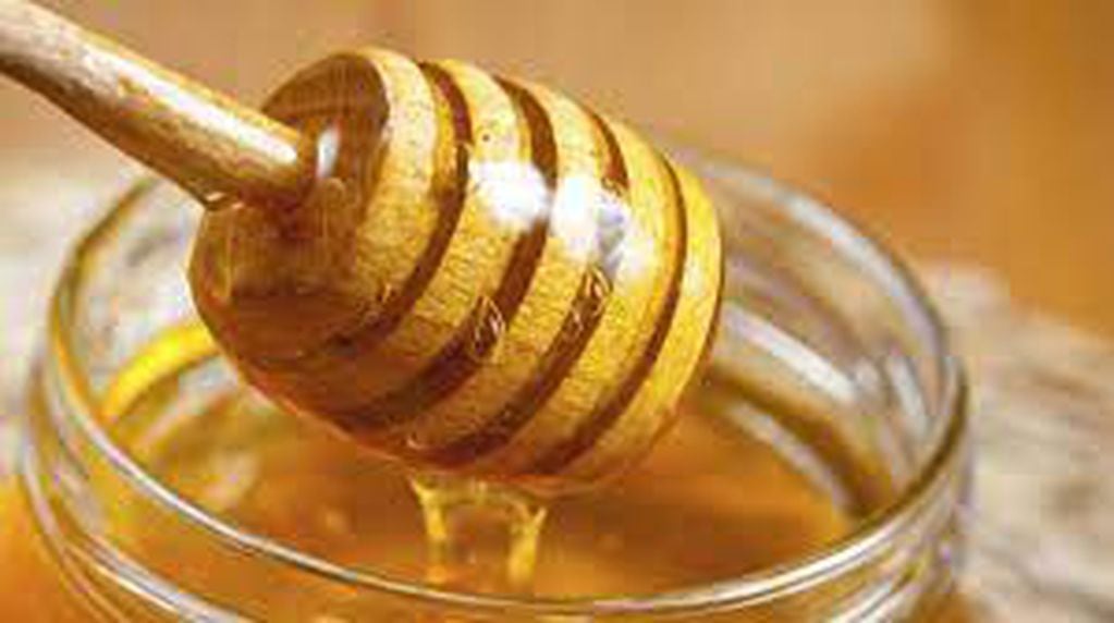 Lleno de antioxidantes y elementos rejuvenecedores, la miel es la mejor compañera en la lucha por uno labios sanos, nutrido y libres de resequedad.