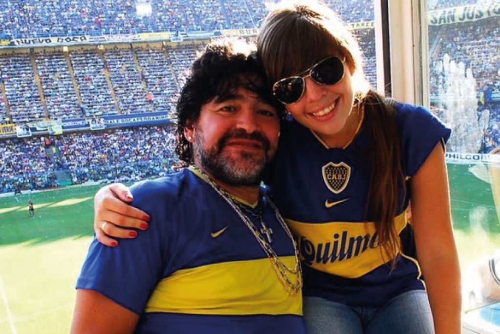 Dalma y Diego en la cancha de Boca. (Instagram Dalma Maradona)