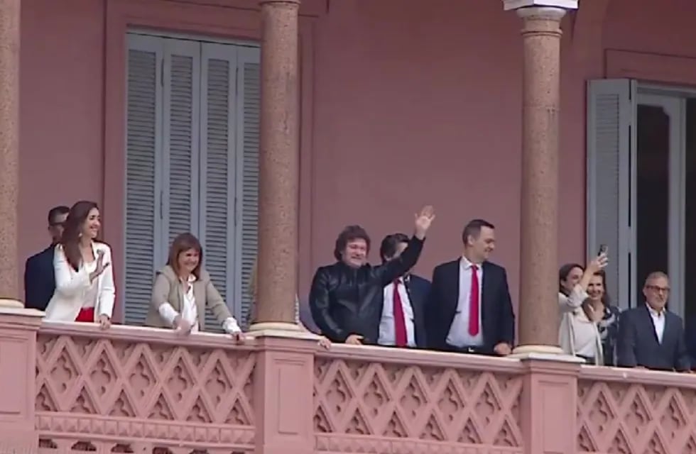 Tras la reunión de gabinete, Milei se asomó con sus ministros al balcón de la Casa Rosada para saludar. Foto: captura.