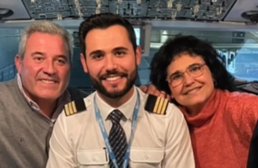 Era la primera vez que Jacas pilotaba un avión con sus padres a bordo, quienes ocupaban dos asientos en la primera fila de la aeronave. Gentileza: 20 minutos.