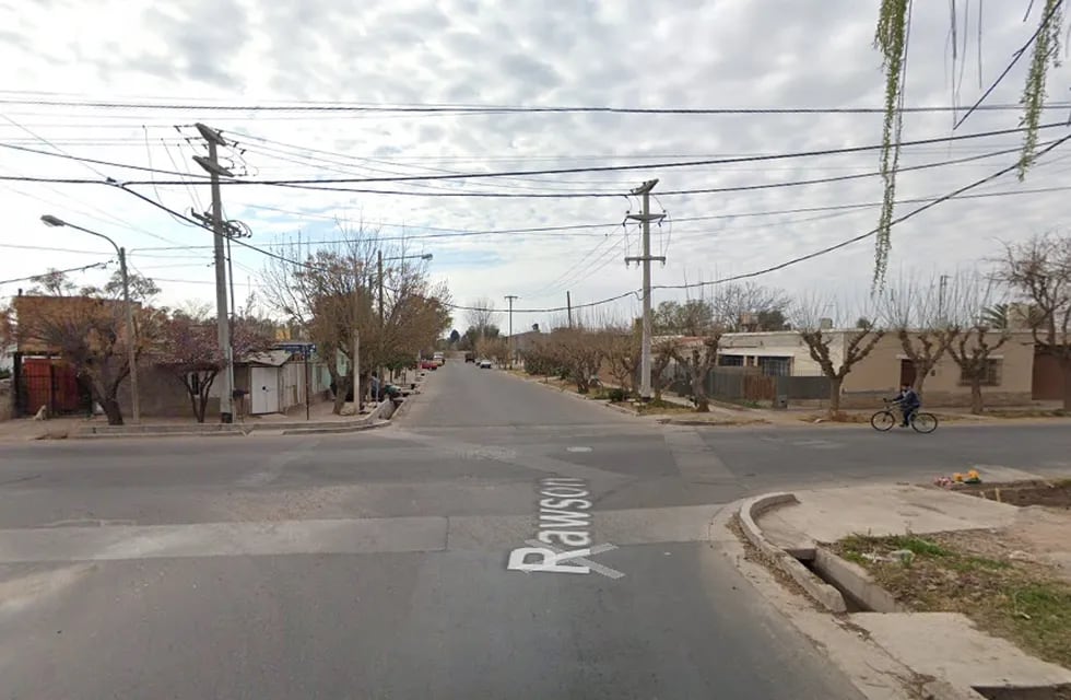 La joven circulaba por la zona de Rawson y Alta Italia (Maipú) cuando, por causas que se investigan, se cruzó de carril y se estrelló contra un árbol. Falleció en el acto. Foto: Google Street View.