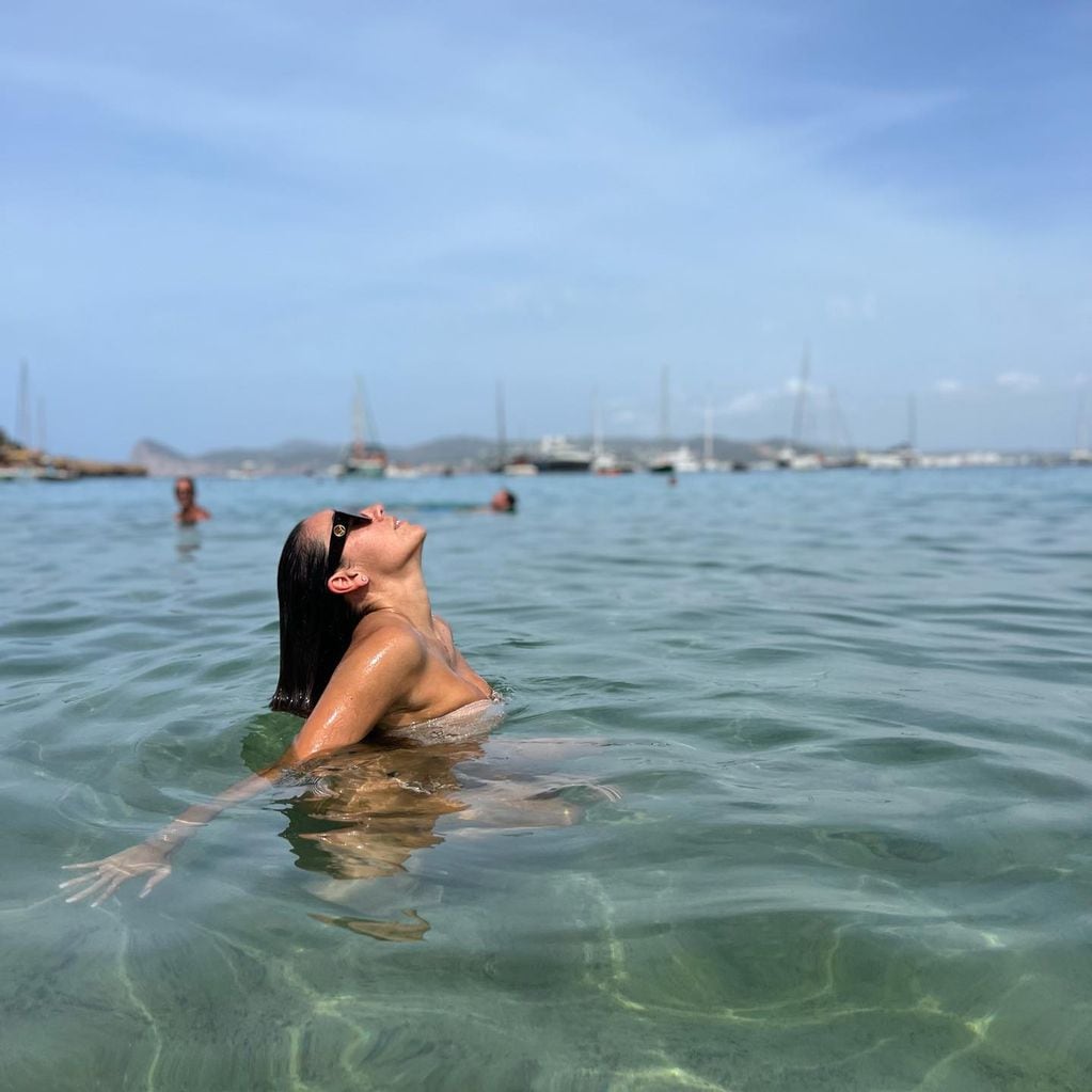 Floppy Tesouro nadó como una sirena en el mar de Ibiza con una microbikini