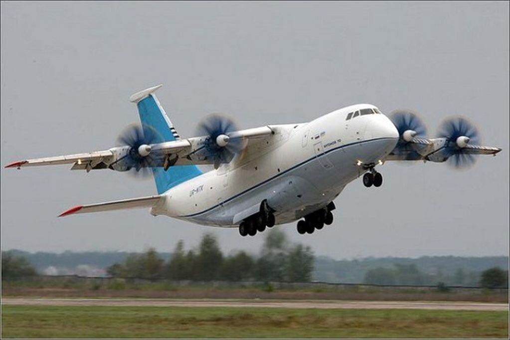 Antonov An-12, el avión de carga que aterrizará en Mendoza el próximo domingo.