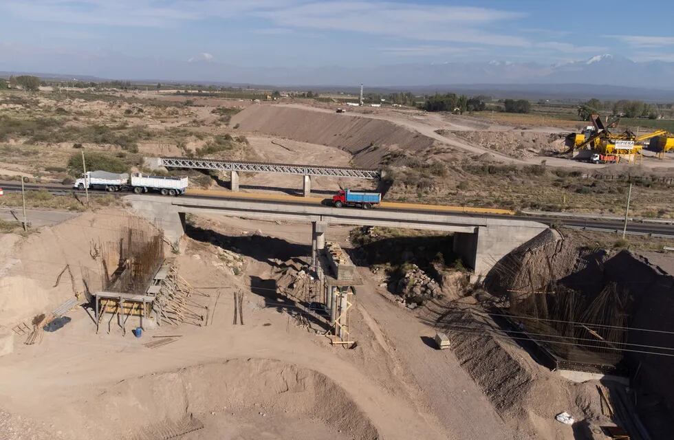 Creen que los puentes cayeron porque aguas abajo habían realizado movimientos y extracciones no permitidas. | Foto: Ignacio Blanco / Los Andes