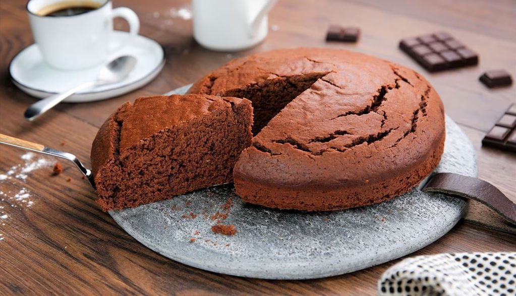 La mejor torta nube de chocolate casera sin horno para compartir con tus amigos