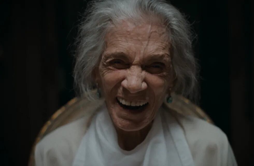 Vera Valdez, veterana actriz que interpreta a la abuela de la protagonista.