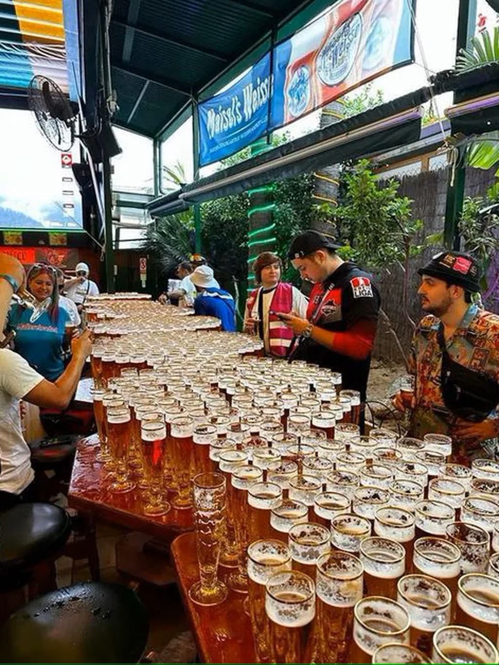 Récord histórico: 55 turistas alemanes se tomaron casi 1.300 cervezas en menos de tres horas en Mallorca.