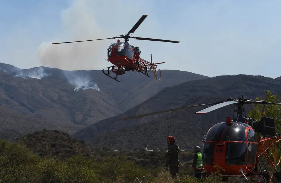 Video: el operativo contrarreloj para apagar el fuego en el cerro Gateado 