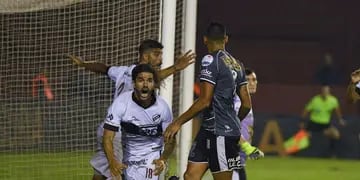 El Calamar vuelve a la segunda categoría del fútbol argentino gracias al gol del "Chino" Vizcarra en el suplementario.