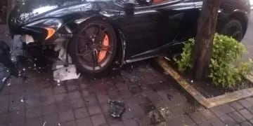 Video: chocó un auto McLaren, lo abandonó y ahora la Justicia mexicana lo busca por daños al mobiliario urbano