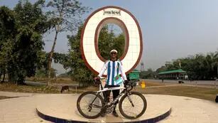 Un ciclista de Bangladesh recorrió 1003 km como homenaje a los partidos que ha jugado Messi
