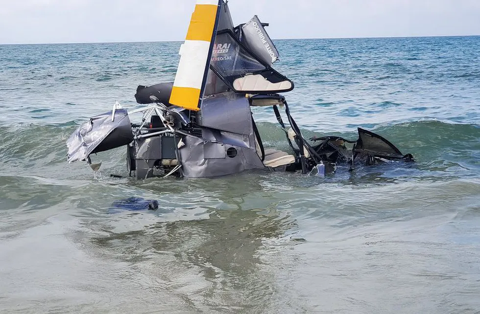 La aeronave quedó totalmente destruida luego del accidente en una playa de Brasil.