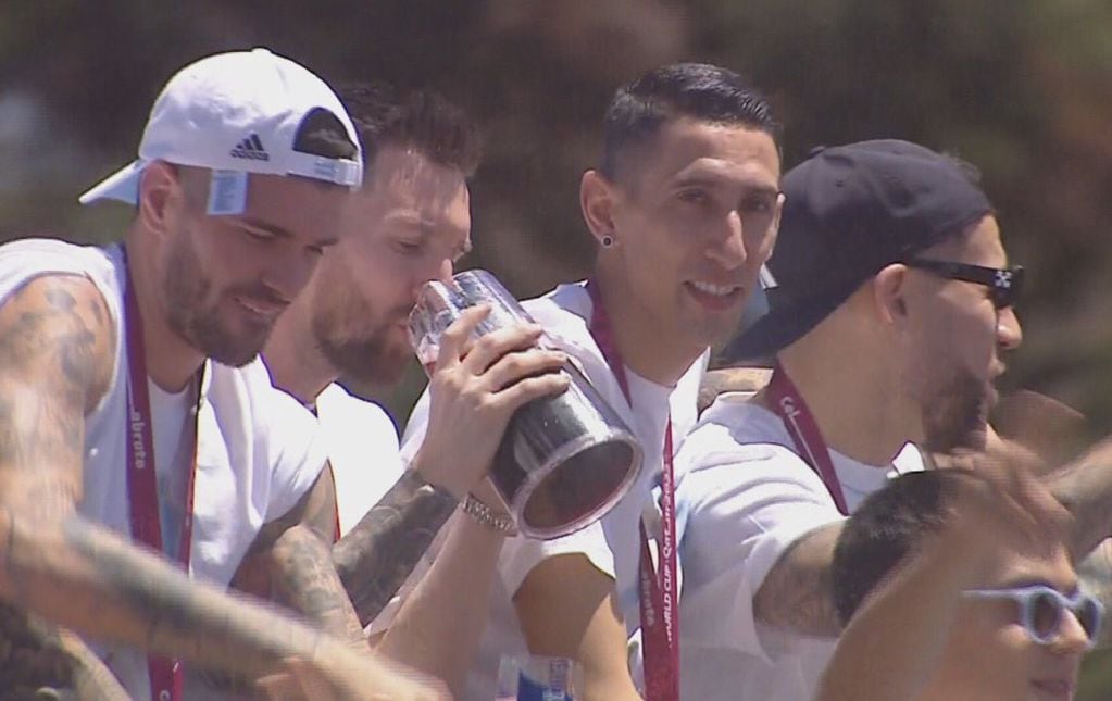 Lionel Messi tomando una jarra de Fernet