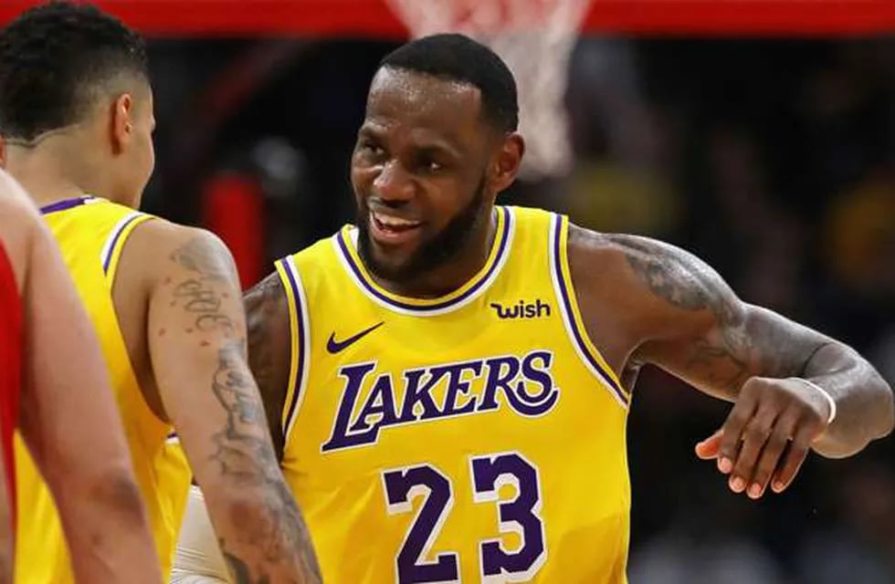 LeBron James devuelve a los Lakers al liderato