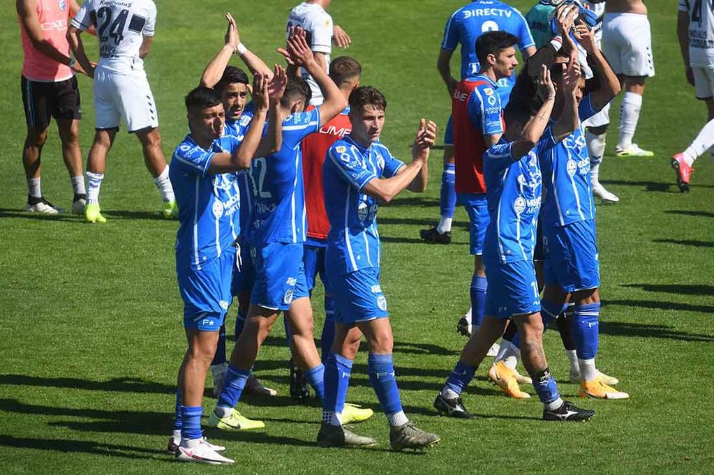 Después de una jornada victoriosa, los chicos tombinos saludan a los hinchas que estuvieron presentes en el estadio.