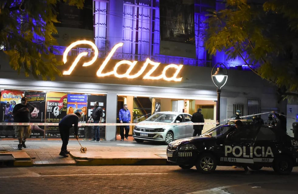 El domingo por la noche, un conductor perdió el control de su auto, se incrustó en el Teatro Plaza y atropelló a 23 personas. Foto: Mariana Villa / Los Andes