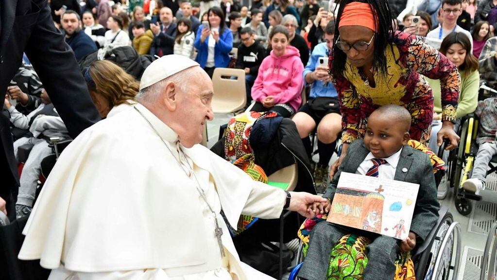 A pesar de no poder leer su discurso debido a un resfrío, el Sumo Pontífice dedicó tiempo a interactuar con pacientes y trabajadores del hospital pediátrico. (Vaticano News)