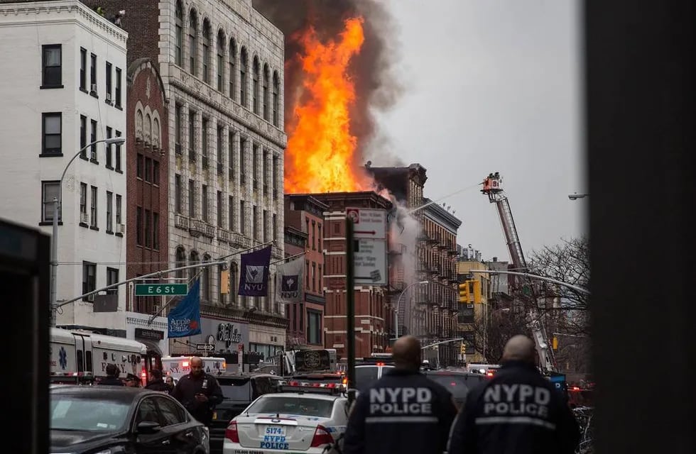 Explosión, incendio y derrumbe en un edificio en Nueva York