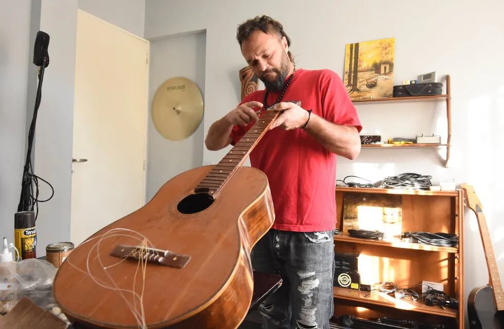 Gabriel Mignani es profesor de guitarra. Repara y dona instrumentos.