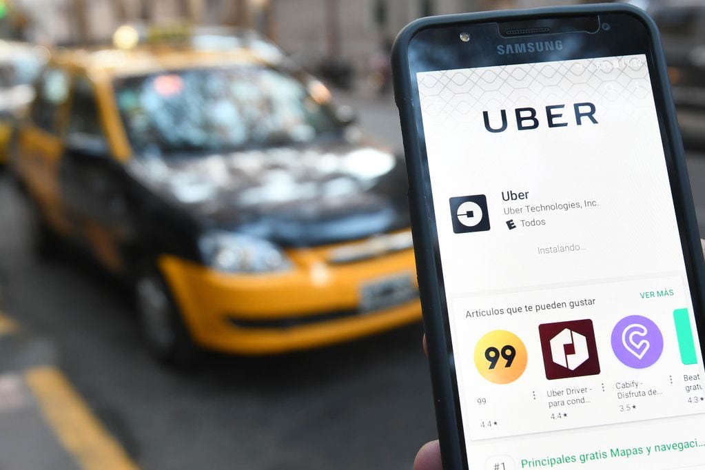 ¿Qué conviene más, Uber o taxis? 