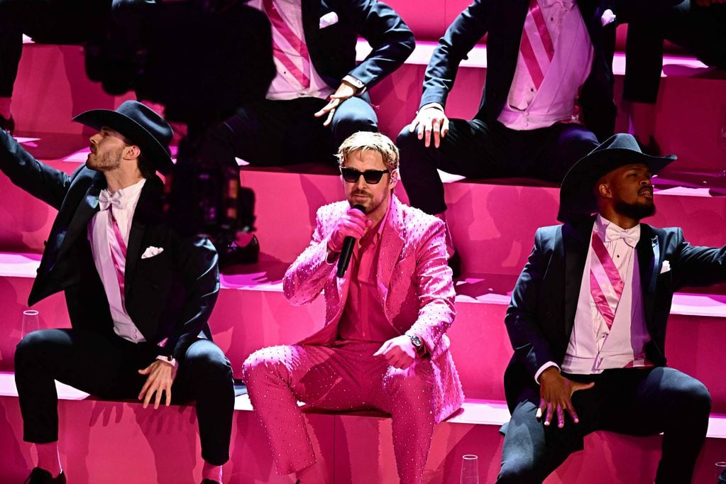 El actor canadiense Ryan Gosling (C) interpreta "I'm Just Ken" de "Barbie" en el escenario durante la 96ª edición de los Premios anuales de la Academia en el Dolby Theatre de Hollywood, California, el 10 de marzo de 2024. (Foto de Patrick T. Fallon / AFP)
